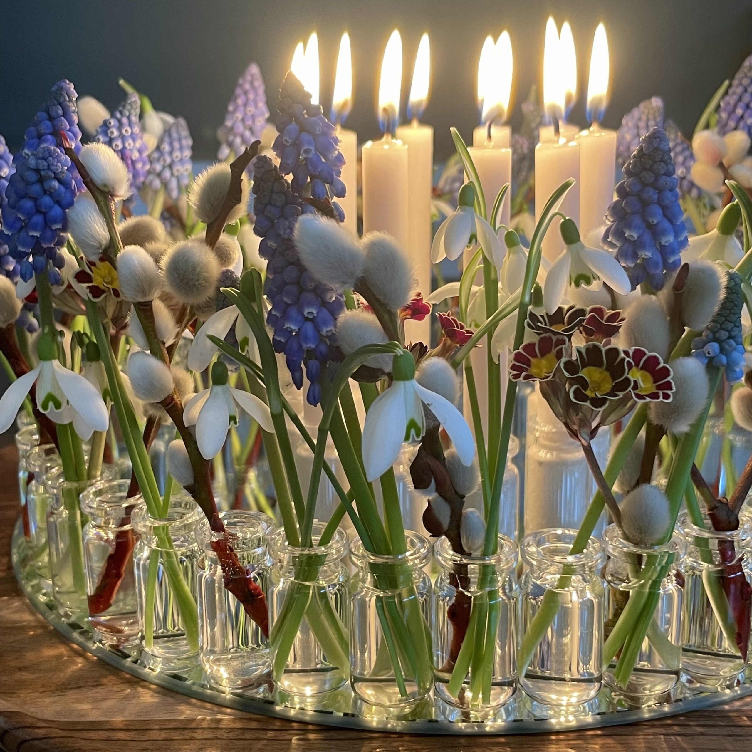 Festlich gedeckter Tisch mit Blumen